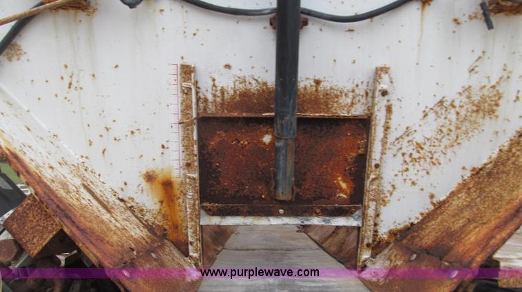 image for item G2177 1994 International 4900 dry fertilizer spreader truck