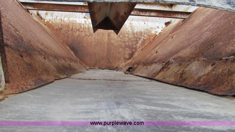 image for item G2177 1994 International 4900 dry fertilizer spreader truck