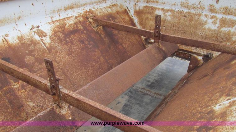 image for item G2177 1994 International 4900 dry fertilizer spreader truck