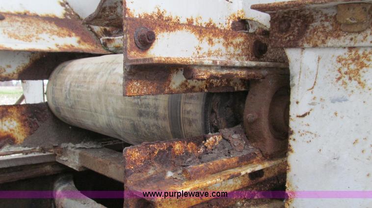 image for item G2177 1994 International 4900 dry fertilizer spreader truck