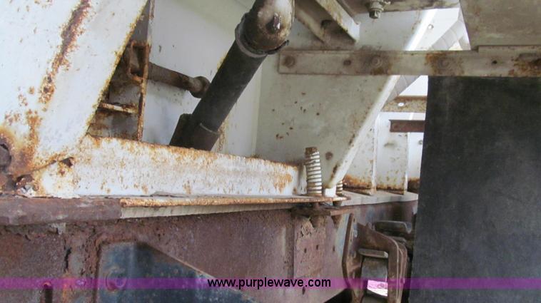 image for item G2177 1994 International 4900 dry fertilizer spreader truck