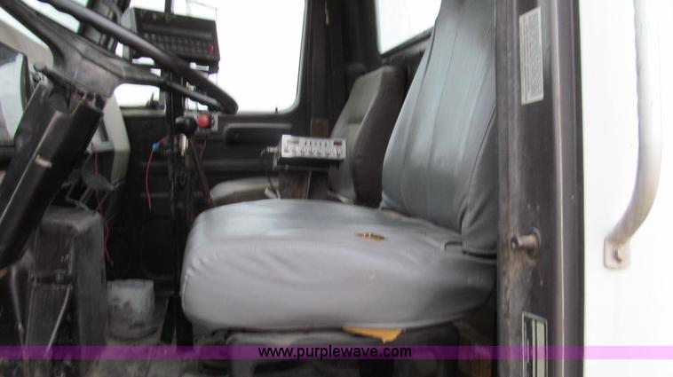 image for item G2177 1994 International 4900 dry fertilizer spreader truck