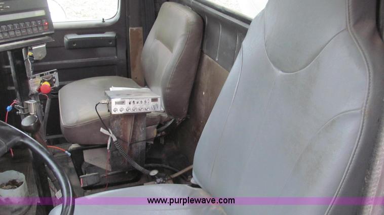 image for item G2177 1994 International 4900 dry fertilizer spreader truck