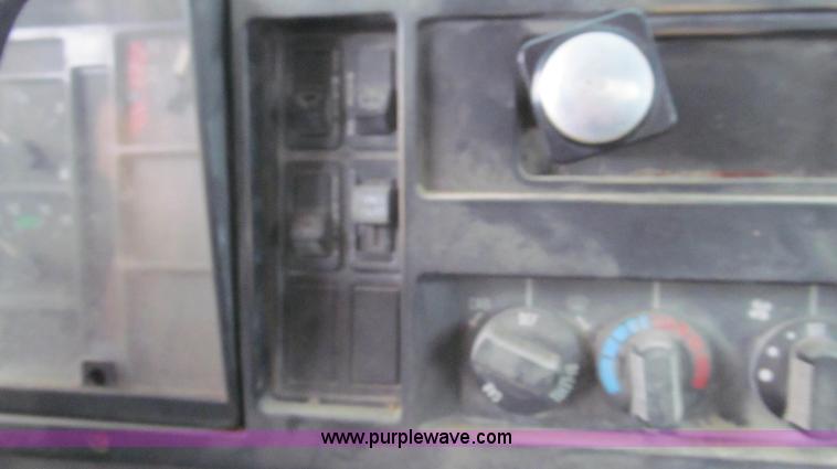 image for item G2177 1994 International 4900 dry fertilizer spreader truck