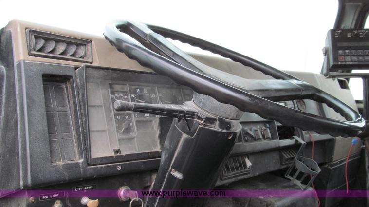 image for item G2177 1994 International 4900 dry fertilizer spreader truck