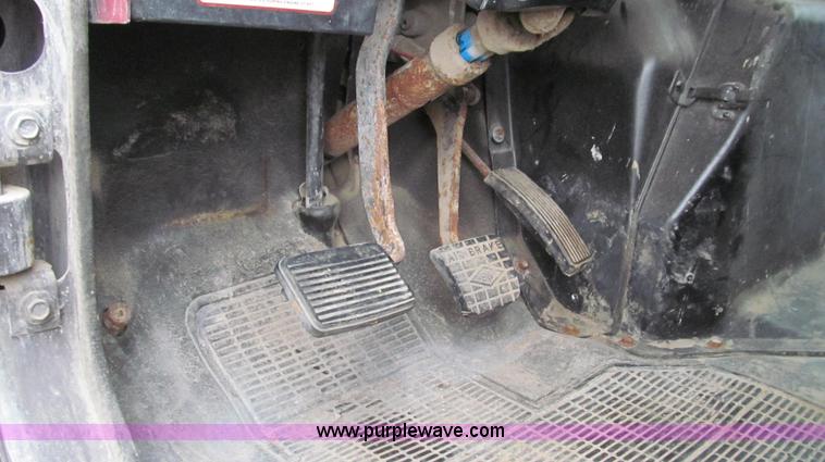 image for item G2177 1994 International 4900 dry fertilizer spreader truck