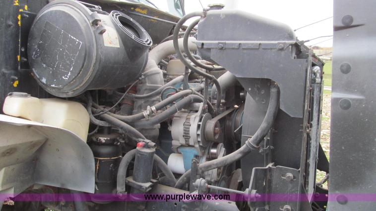 image for item G2177 1994 International 4900 dry fertilizer spreader truck