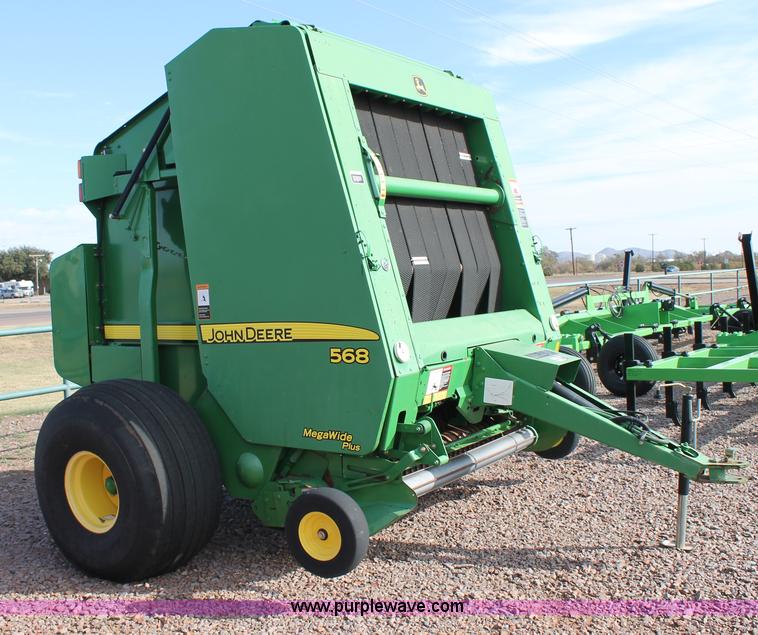 image for item G5853 2009 John Deere 568 round baler
