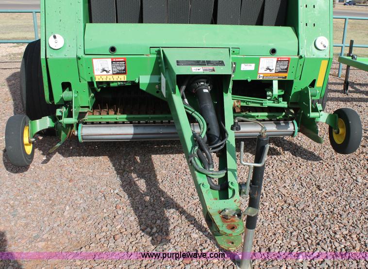 image for item G5853 2009 John Deere 568 round baler
