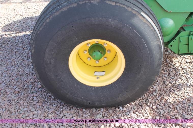 image for item G5853 2009 John Deere 568 round baler
