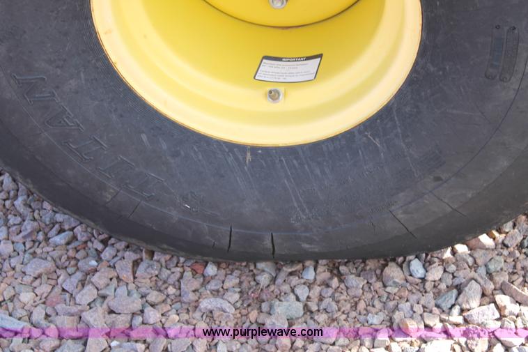 image for item G5853 2009 John Deere 568 round baler