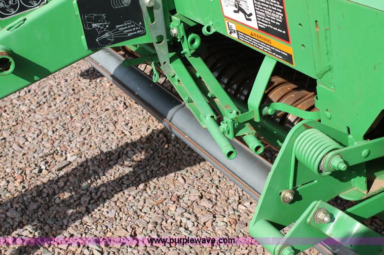 image for item G5853 2009 John Deere 568 round baler