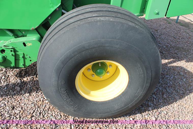 image for item G5853 2009 John Deere 568 round baler