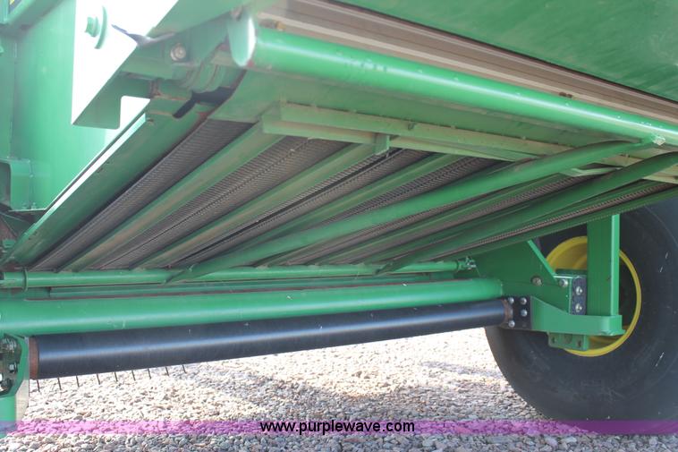 image for item G5853 2009 John Deere 568 round baler