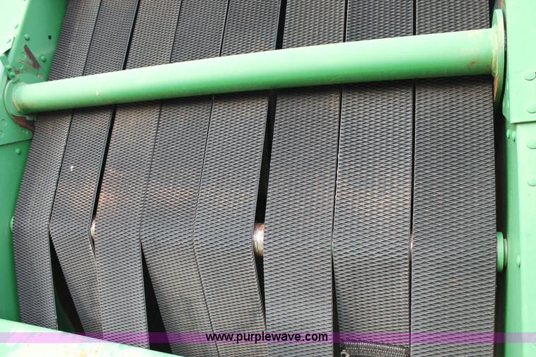 image for item G5860 2007 John Deere 568 round baler