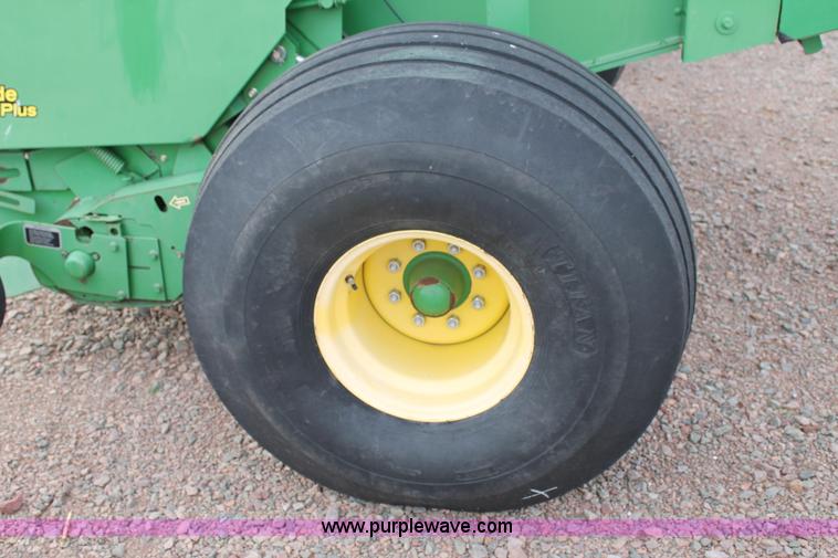 image for item G5860 2007 John Deere 568 round baler