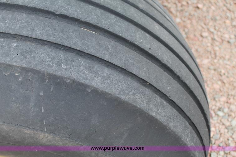 image for item G5860 2007 John Deere 568 round baler