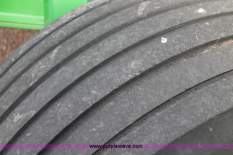 image for item G5860 2007 John Deere 568 round baler