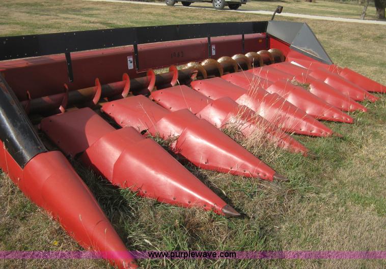 image for item H4371 1999 Case 1083 eight row corn head