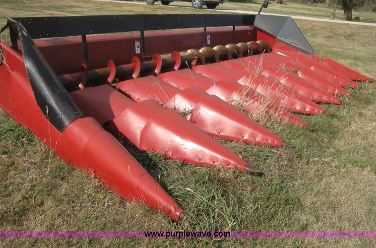 image for item H4371 1999 Case 1083 eight row corn head