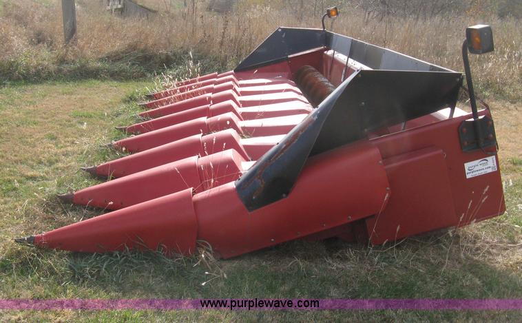 image for item H4371 1999 Case 1083 eight row corn head