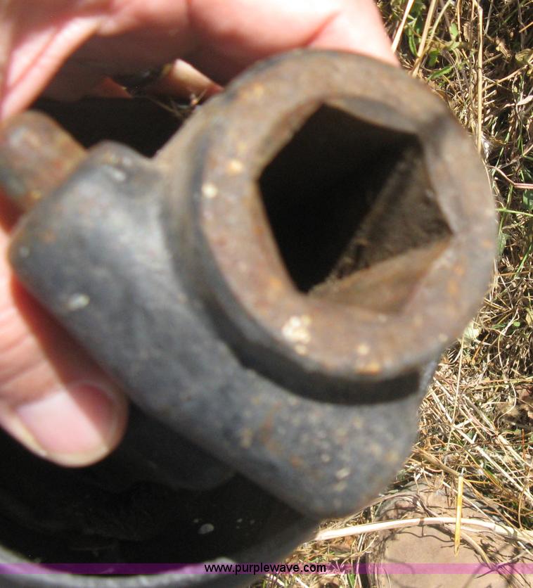 image for item H4371 1999 Case 1083 eight row corn head