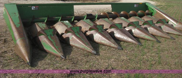 image for item H4372 John Deere 843 eight row corn head