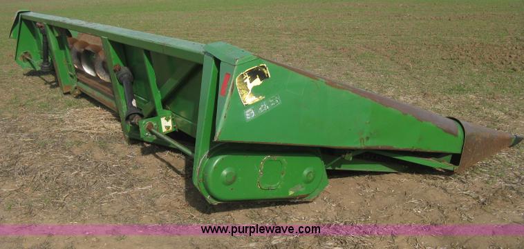 image for item H4372 John Deere 843 eight row corn head