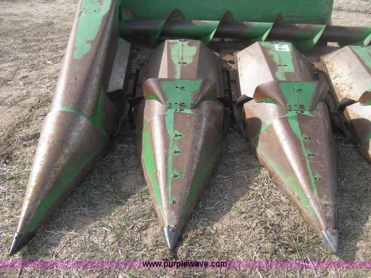 image for item H4372 John Deere 843 eight row corn head