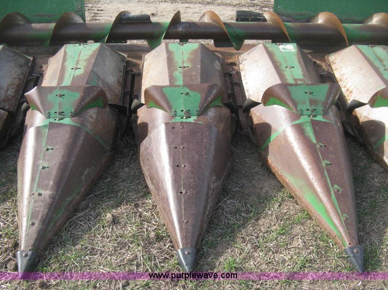 image for item H4372 John Deere 843 eight row corn head