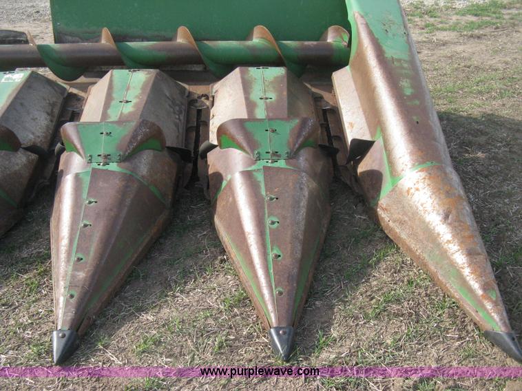 image for item H4372 John Deere 843 eight row corn head