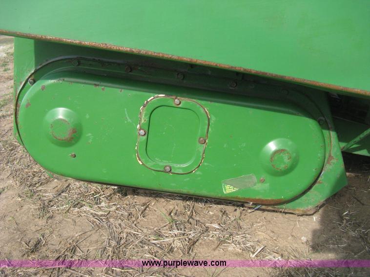 image for item H4372 John Deere 843 eight row corn head