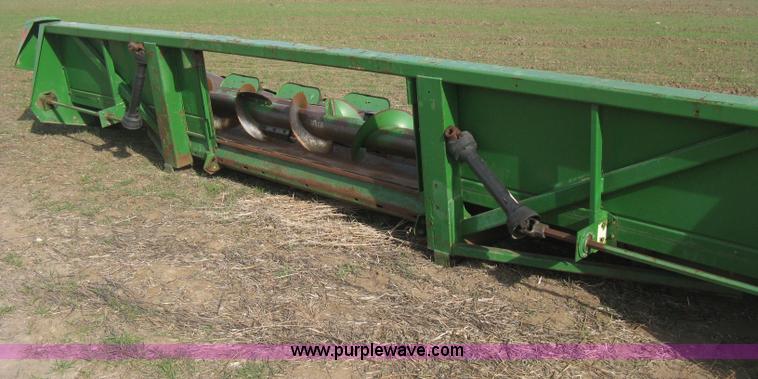 image for item H4372 John Deere 843 eight row corn head