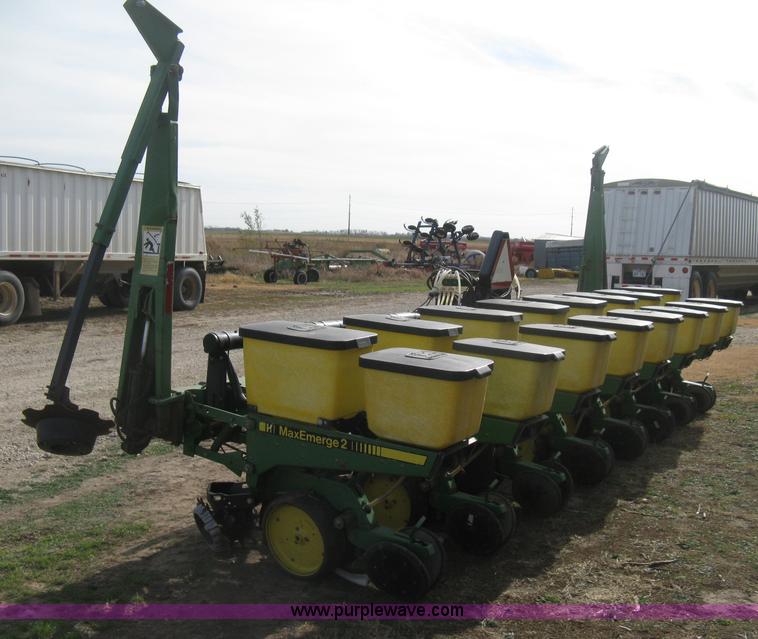 image for item H4374 1990 John Deere 7300 eight row planter