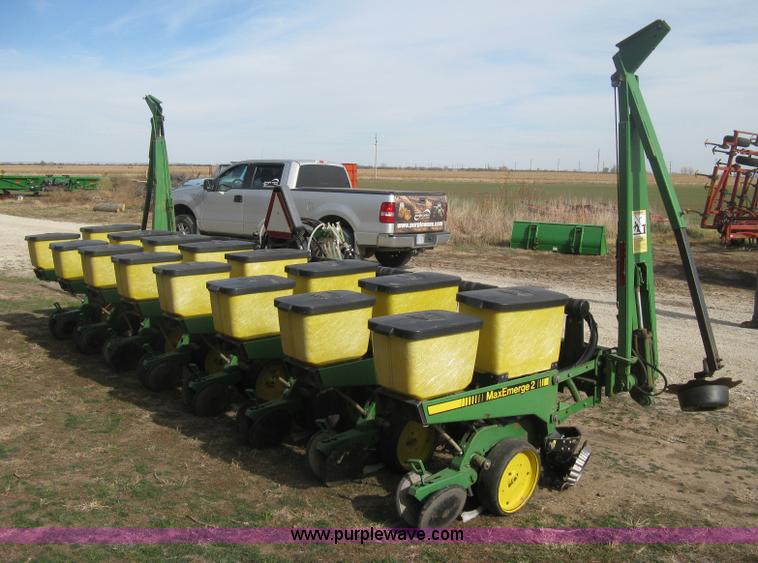 image for item H4374 1990 John Deere 7300 eight row planter