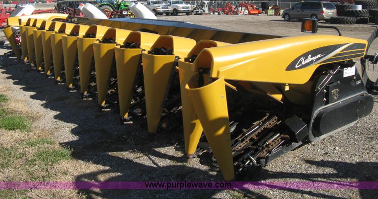 image for item H4394 2005 Challenger CH1230 12 row corn head