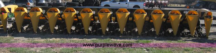 image for item H4394 2005 Challenger CH1230 12 row corn head