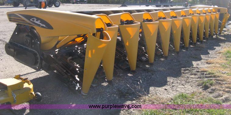 image for item H4394 2005 Challenger CH1230 12 row corn head