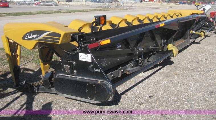 image for item H4394 2005 Challenger CH1230 12 row corn head