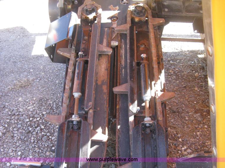 image for item H4394 2005 Challenger CH1230 12 row corn head