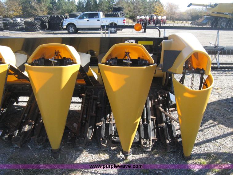 image for item H4394 2005 Challenger CH1230 12 row corn head