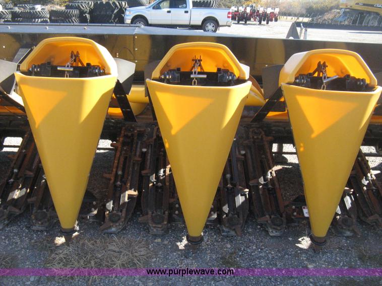 image for item H4394 2005 Challenger CH1230 12 row corn head