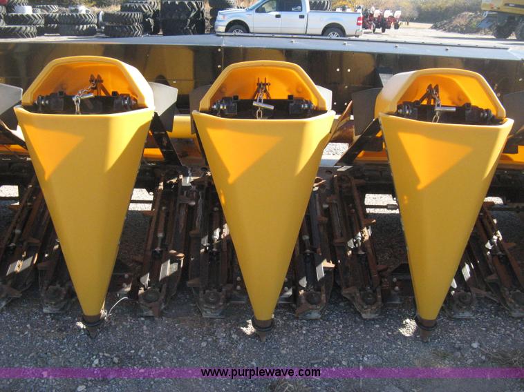 image for item H4394 2005 Challenger CH1230 12 row corn head