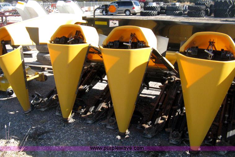 image for item H4394 2005 Challenger CH1230 12 row corn head