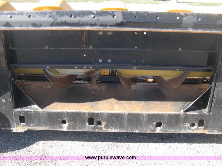 image for item H4394 2005 Challenger CH1230 12 row corn head