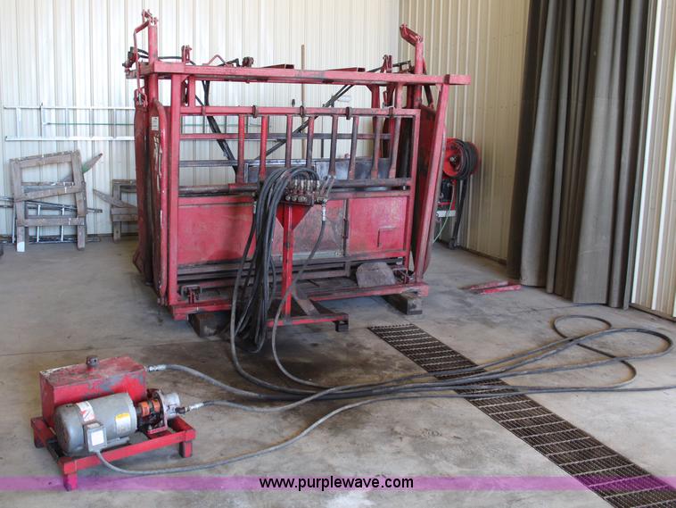 image for item H6788 Bowman hydraulic cattle chute