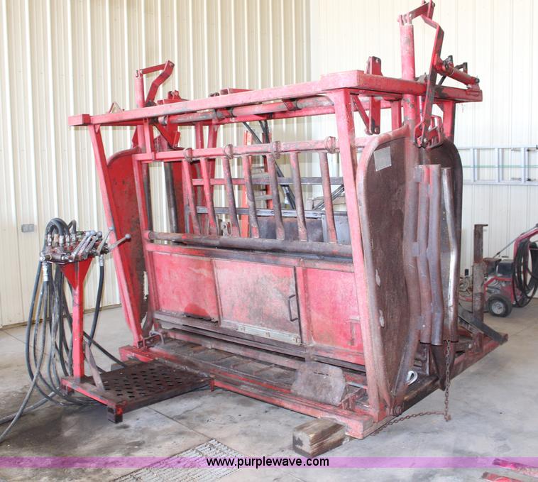 image for item H6788 Bowman hydraulic cattle chute