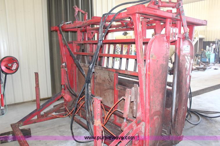 image for item H6788 Bowman hydraulic cattle chute