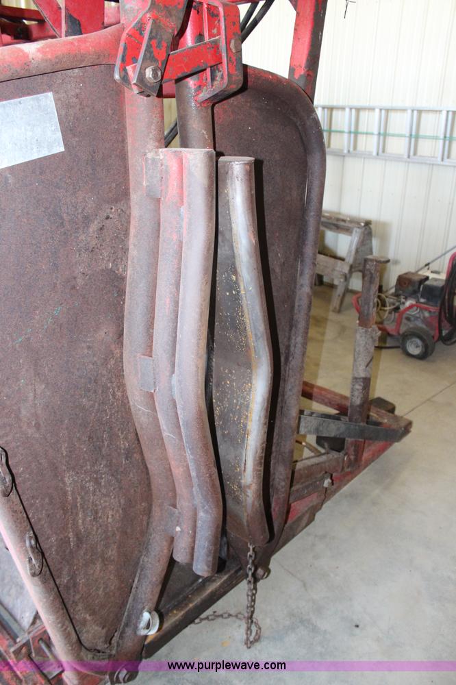 image for item H6788 Bowman hydraulic cattle chute