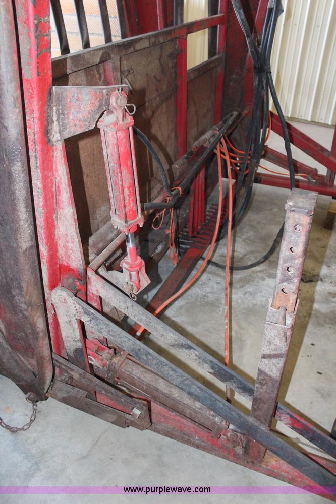 image for item H6788 Bowman hydraulic cattle chute